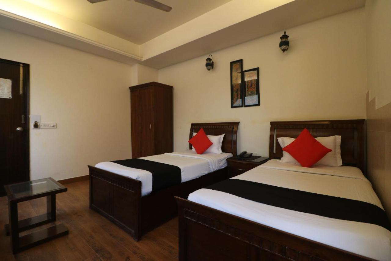 Hotel Clark Heights New Delhi Exterior foto