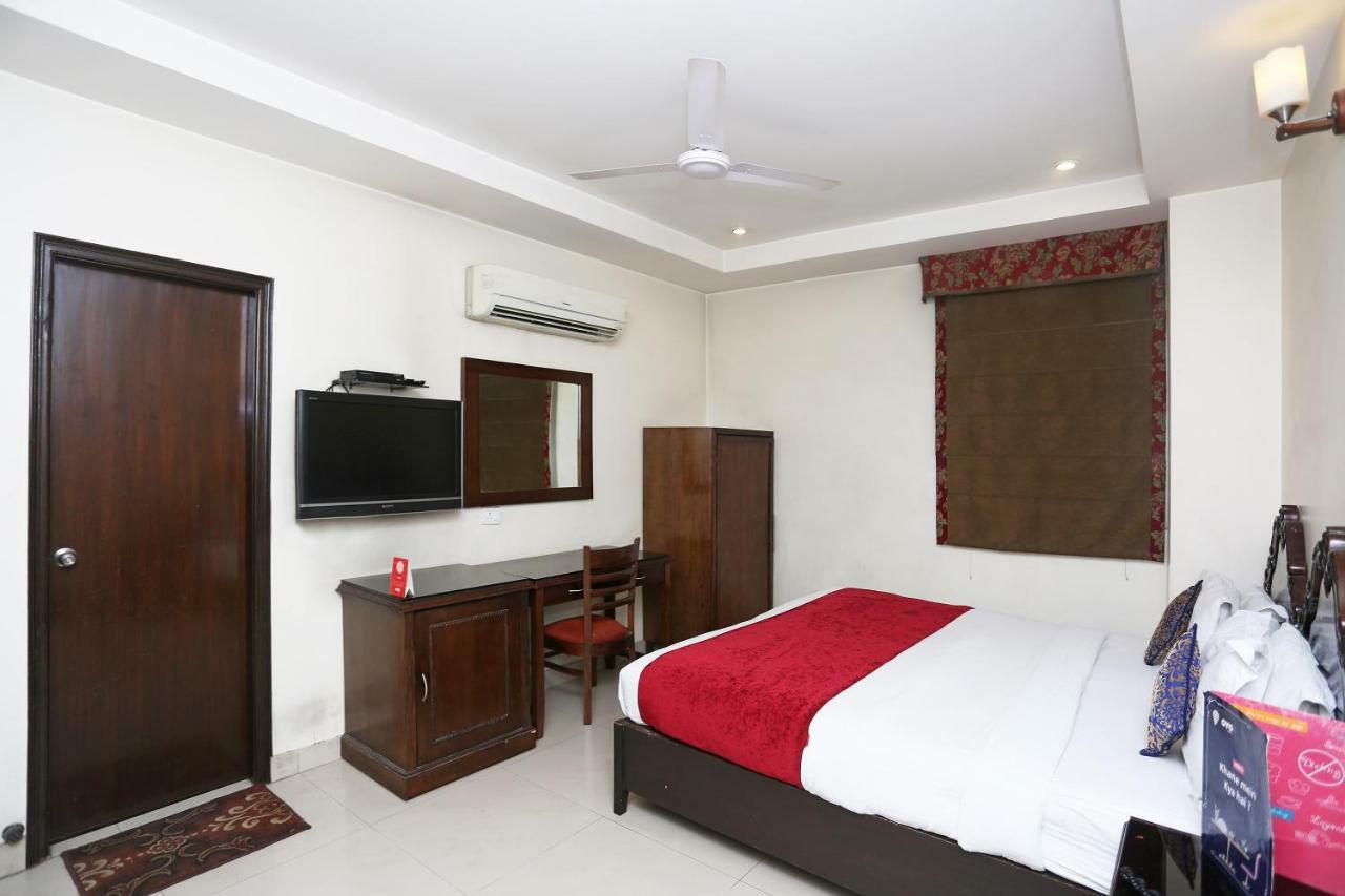 Hotel Clark Heights New Delhi Exterior foto